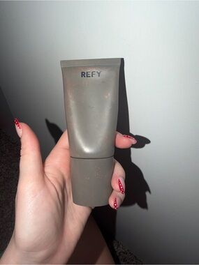 REFY Makeup Primer Tube in Taupe